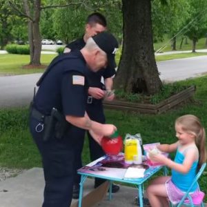 Little Girl’s Lemonade Stand Gets Unexpected Visit from Police — What Happened Next