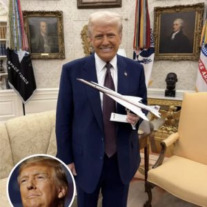 People Spot Strange Detail in Trump’s Oval Office Photo — and They Can’t Unsee It